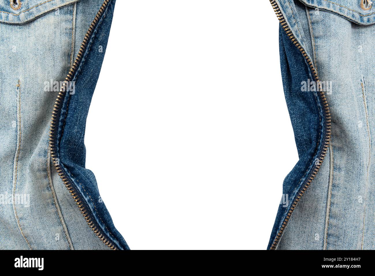 Metallverschluss auf Jeansjacke auf weißem Hintergrund. Leerer Bereich. Reißverschlussverriegelung isolieren Stockfoto