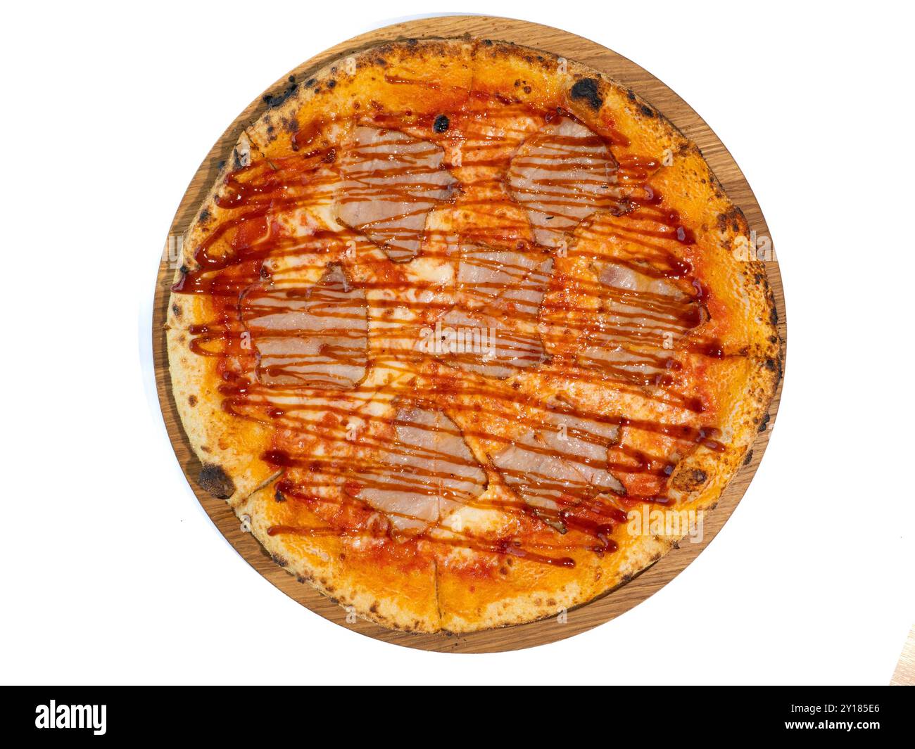 Gourmet-Peperoni-Pizza mit würzigem Barbecue-Drizzle auf Holzbrett. Stockfoto
