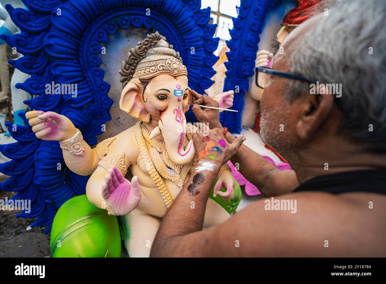 Ein Handwerker ziert ein Idol der elefantenköpfigen hinduistischen Gottheit Ganesha in einem Workshop vor dem Ganesh Chaturthi Festival am 5. September 2024 in Guwahati, Assam, Indien. Quelle: David Talukdar/Alamy Live News Stockfoto