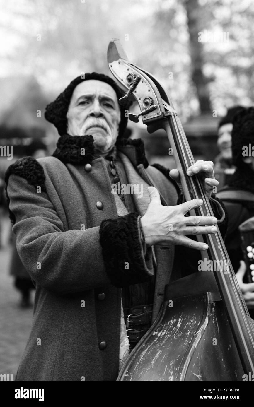 Das ukrainische Volkslied- und Tanzensemble in Nationalkostümen bietet eine große Auswahl an Waren Stockfoto