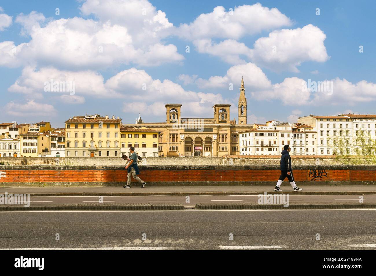 Blick auf den Lungarno Serristori mit der Nationalen Zentralbibliothek und dem Glockenturm der Basilika Santa Croce, Florenz, Toskana Stockfoto