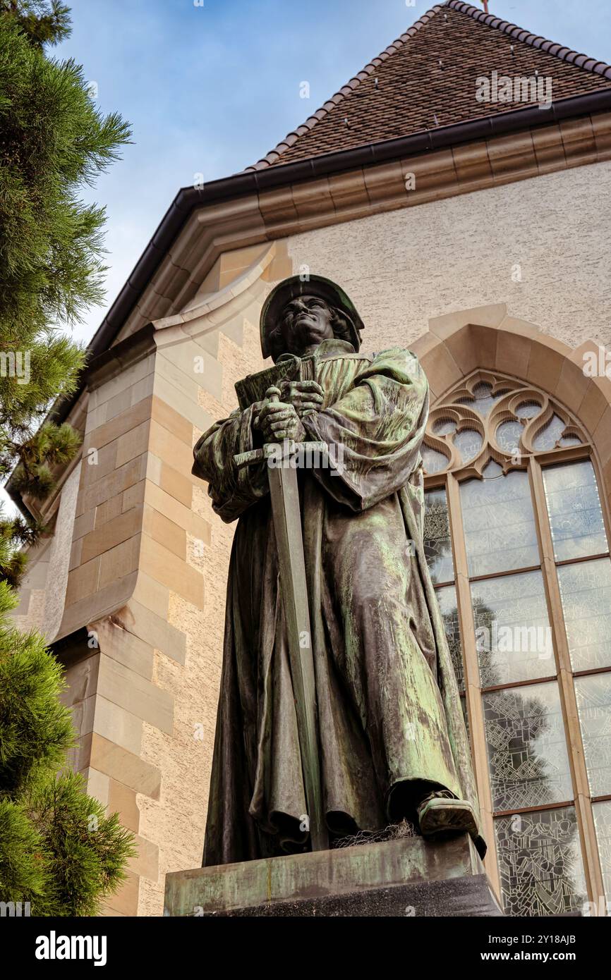 03-09-2024 Zürich, Schweiz. Ulrich Zwingli Denkmal in der Nähe der Wasserkirche, keine Menschen. Stockfoto