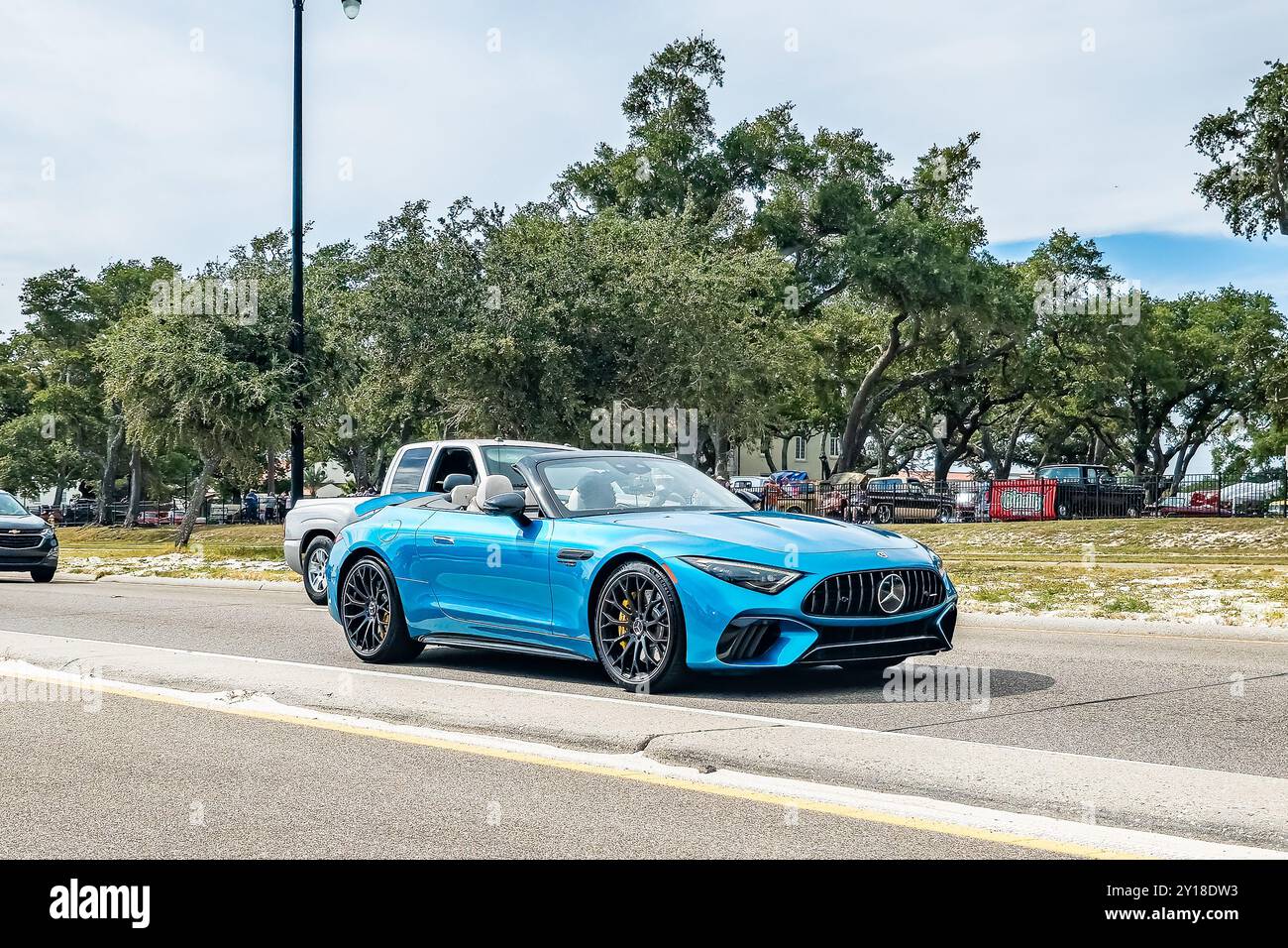 Gulfport, MS - 07. Oktober 2023: Weitwinkel-Eckansicht eines Mercedes Benz AMG SL 55 Cabriolets aus dem Jahr 2023 auf einer lokalen Automobilausstellung. Stockfoto