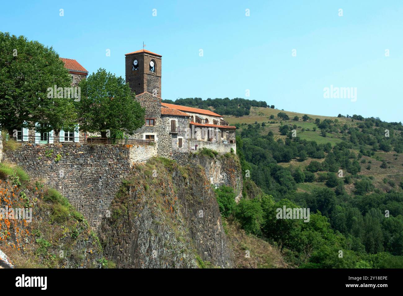 Chilhac Dorf mit Blick auf das Haut-Allier-Tal in Haute-Loire, Auvergne-Rhône-Alpes, Frankreich Stockfoto