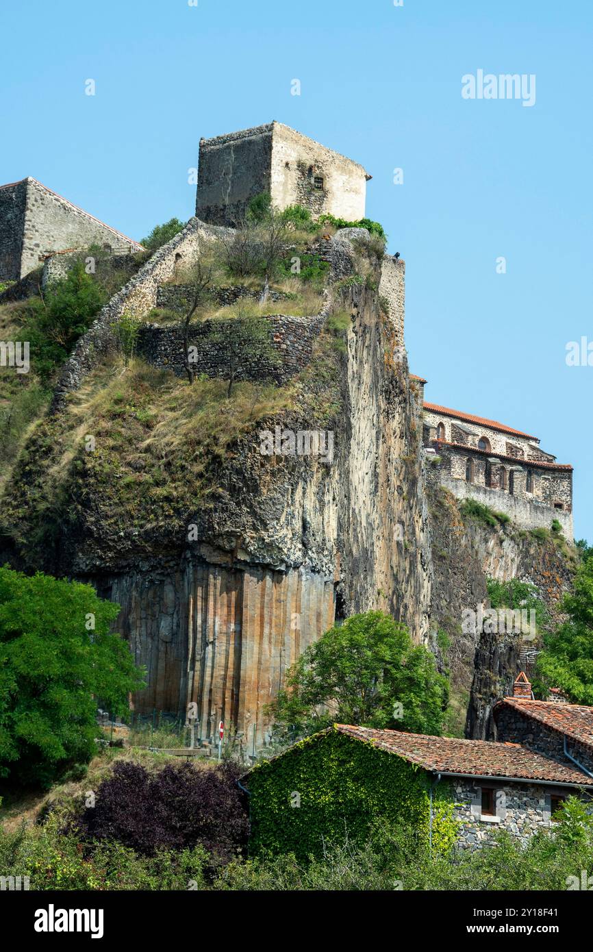 Atemberaubende Basaltorgeln erheben sich über dem Dorf Chilhac in der Haute-Loire, Auvergne-Rhône-Alpes, Frankreich Stockfoto
