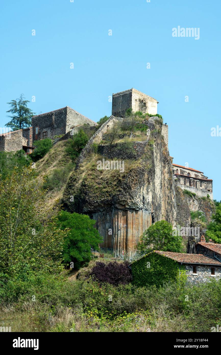 Atemberaubende Basaltorgeln erheben sich über dem Dorf Chilhac in der Haute-Loire, Auvergne-Rhône-Alpes, Frankreich Stockfoto