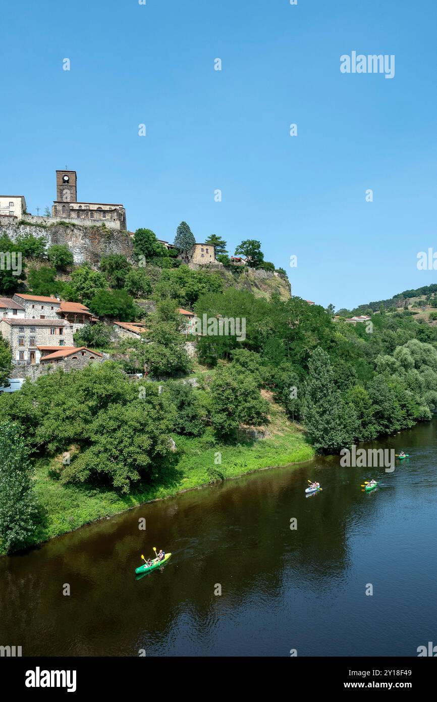 Kanufahrten am Fuße des Dorfes Chilhac entlang des Flusses Allier in Haute-Loire, Auvergne-Rhône-Alpes, Frankreich Stockfoto