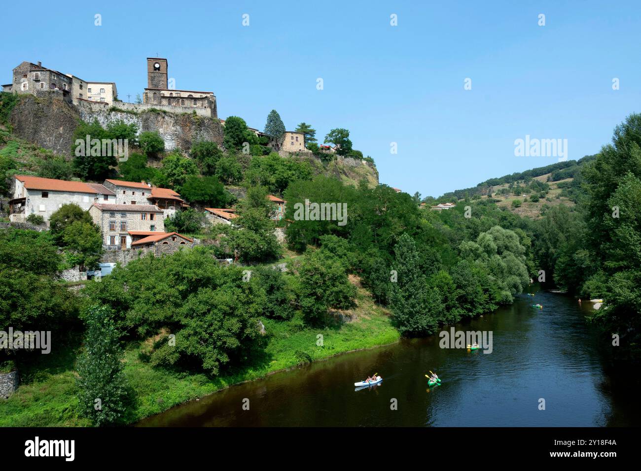 Kanufahrten am Fuße des Dorfes Chilhac entlang des Flusses Allier in Haute-Loire, Auvergne-Rhône-Alpes, Frankreich Stockfoto