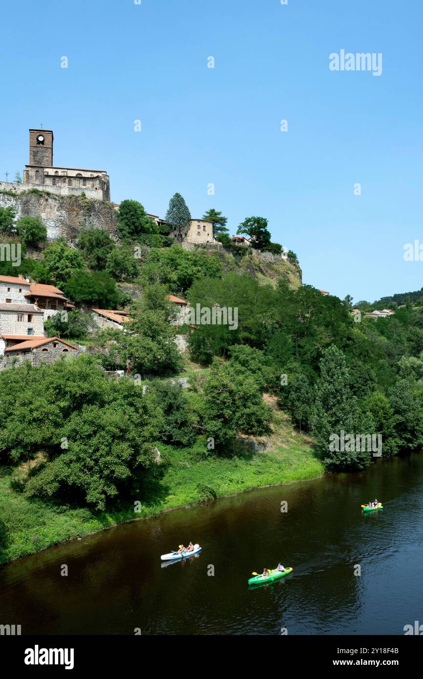 Kanufahrten am Fuße des Dorfes Chilhac entlang des Flusses Allier in Haute-Loire, Auvergne-Rhône-Alpes, Frankreich Stockfoto