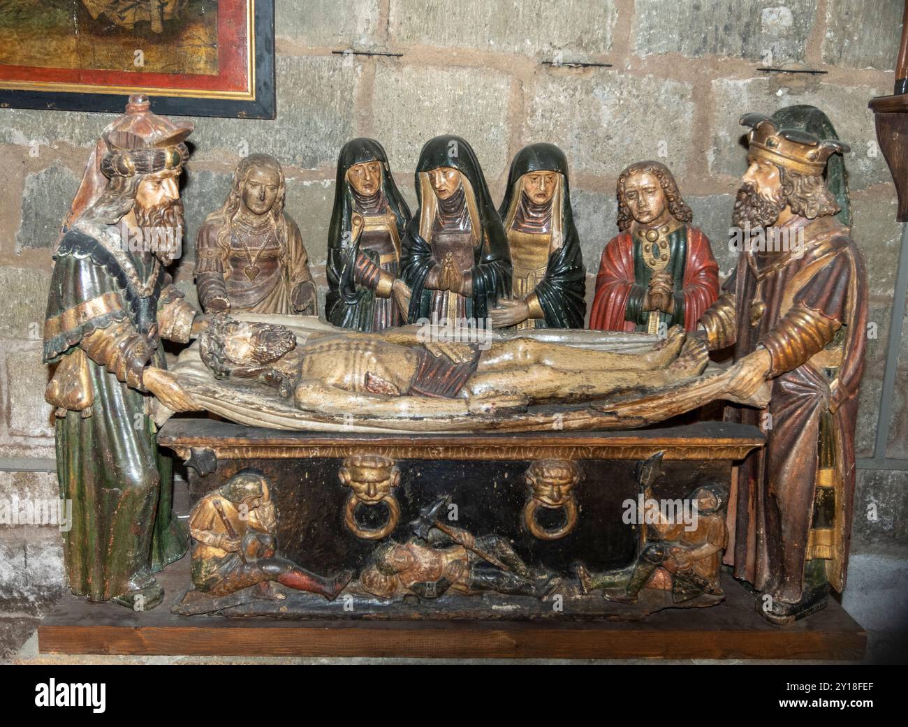 Polychrome Holzgrabszene, die die Ablagerung vom Kreuz in der Kirche Saint Gal, Langeac, Haute-Loire, Auvergne-Rhone-Alpes, Frankreich darstellt Stockfoto