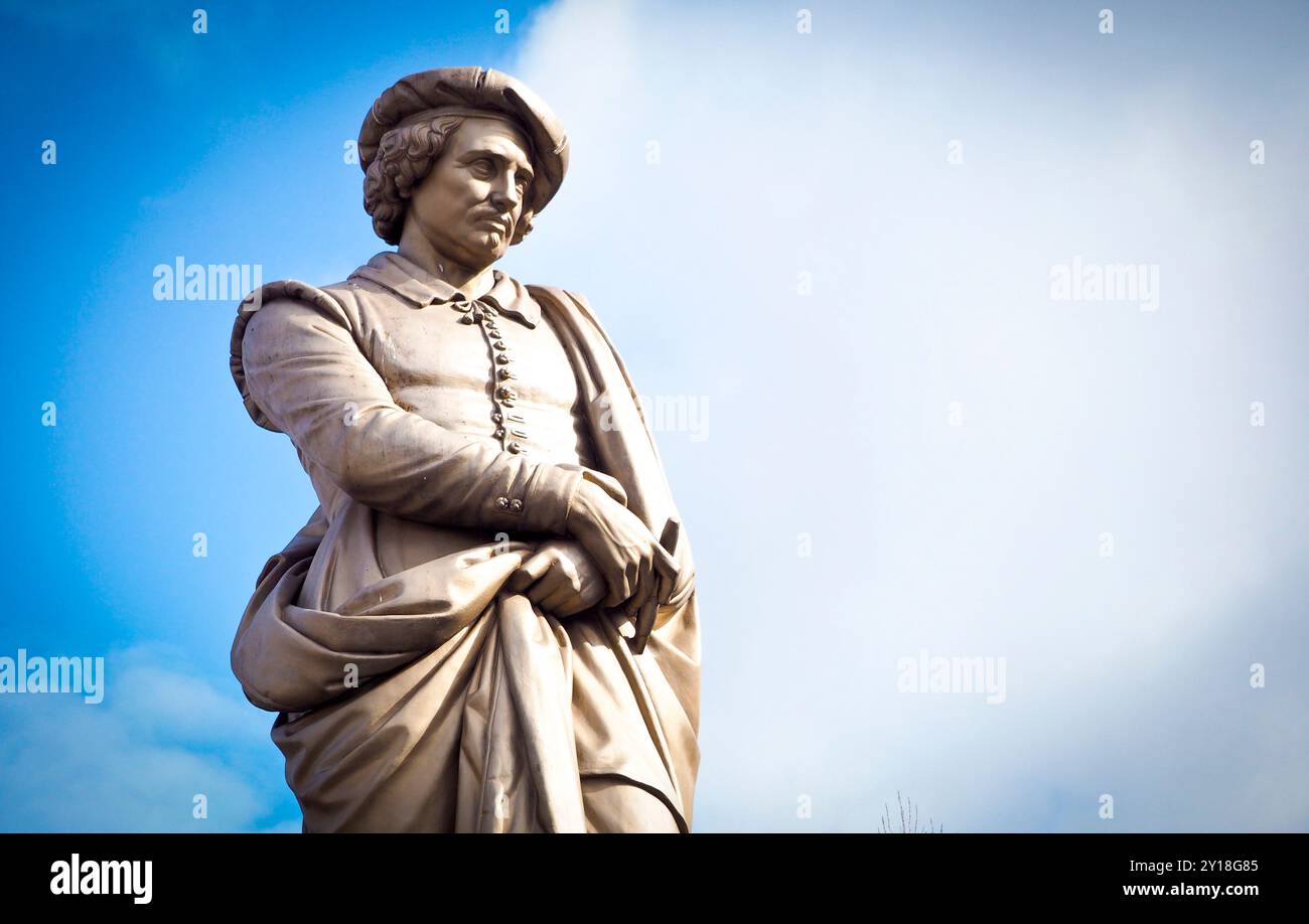 Amsterdam, Niederlande. März 2019. Statue des niederländischen Malers Rembrandt auf der Rembrandtebene im sonnigen Licht Stockfoto