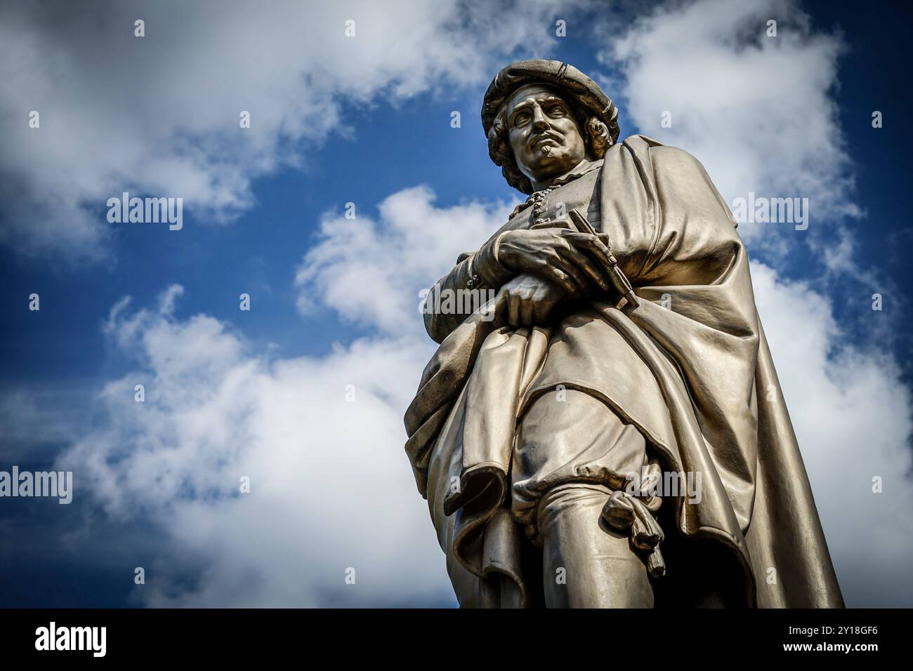 Amsterdam, Niederlande. September 2020. Statue des niederländischen Malers Rembrandt auf der Rembrandtebene im sonnigen Licht Stockfoto