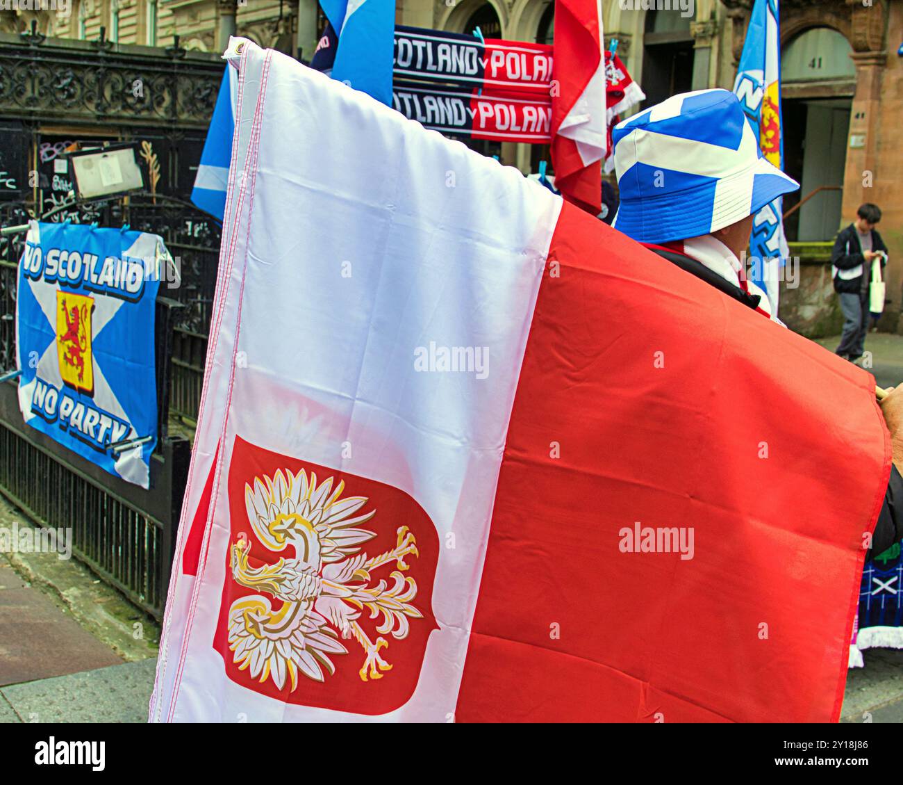 Glasgow, Schottland, Großbritannien. September 2024. Polen-Fans kamen in den Witherspoons „The Bank“ Pub auf dem george Square im Stadtzentrum vor dem heutigen Spiel in hampden gegen schottland. Credit Gerard Ferry /Alamy Live News Stockfoto