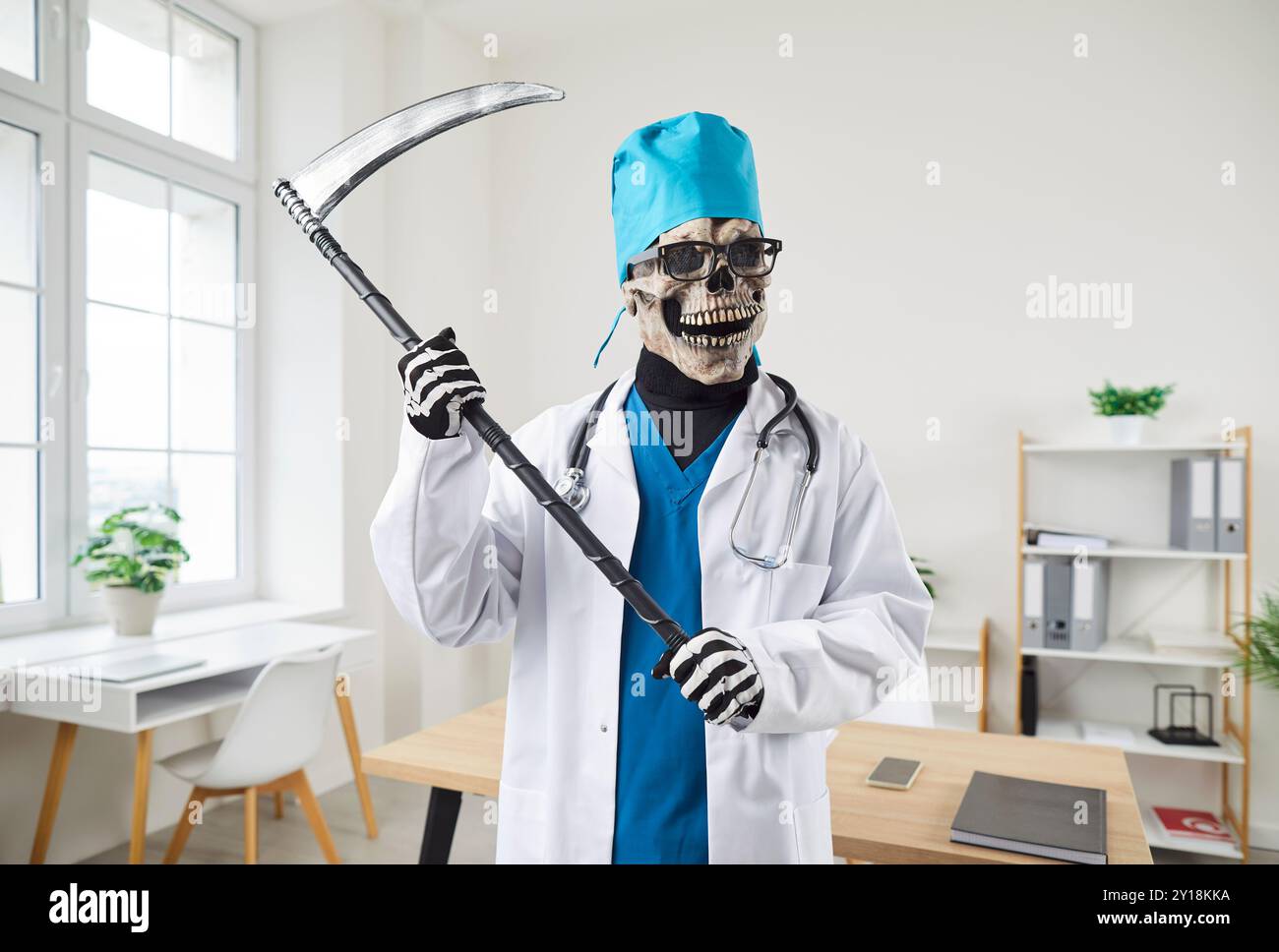 Porträt Von Grim Reaper Als Arzt Oder Krankenschwester Im Krankenhausbüro Gekleidet Stockfoto