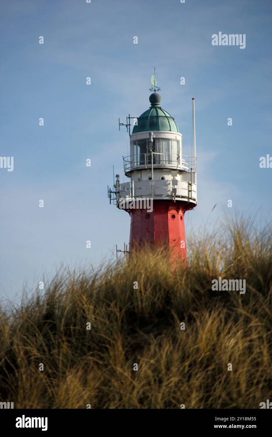 Scheveningen, Niederlande. Februar 2026. Leuchtturm von Scheveningen mit Dünen Stockfoto