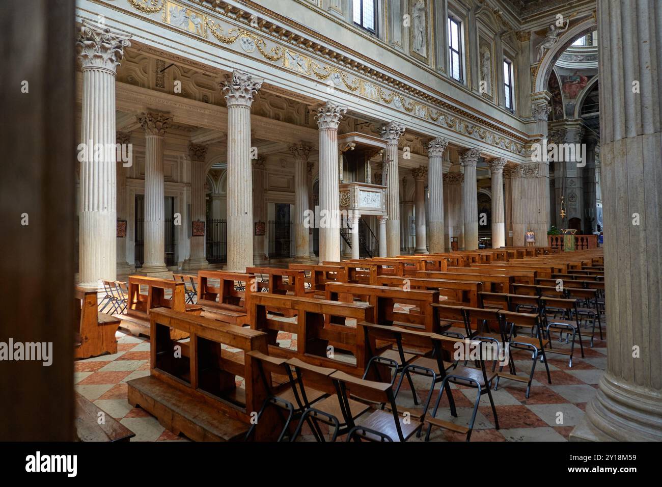Mantua, Italien - 19. Juni 2024 - Inneres der Kathedrale des Heiligen Petrus des Apostels in Mantua Stockfoto