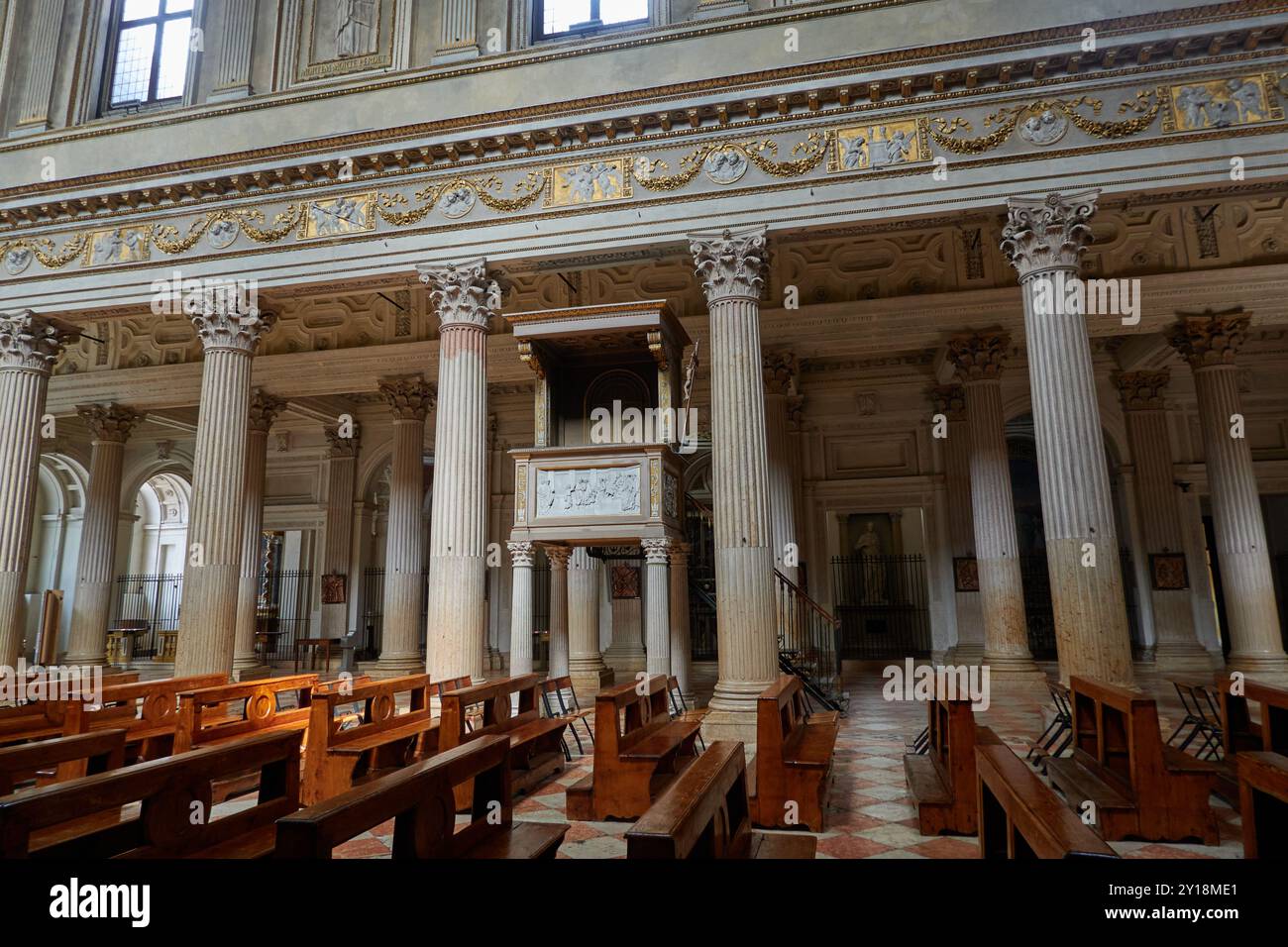 Mantua, Italien - 19. Juni 2024 - Inneres der Kathedrale des Heiligen Petrus des Apostels in Mantua Stockfoto