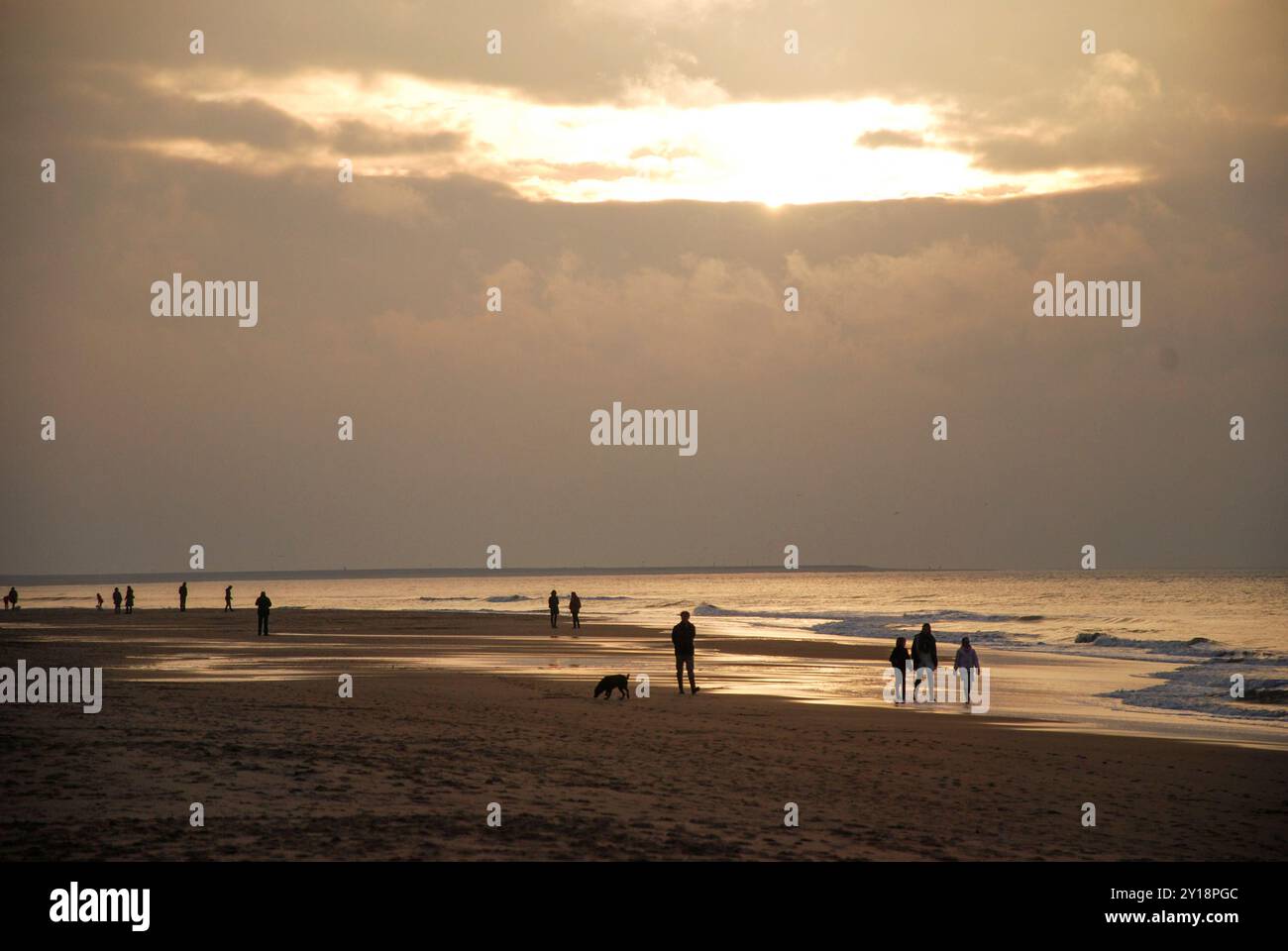 Kijkduin , Den Haag, Niederlande. November 2012. Nordsee-Landschaft am Strand von Kijkduin in der Abenddämmerung Stockfoto