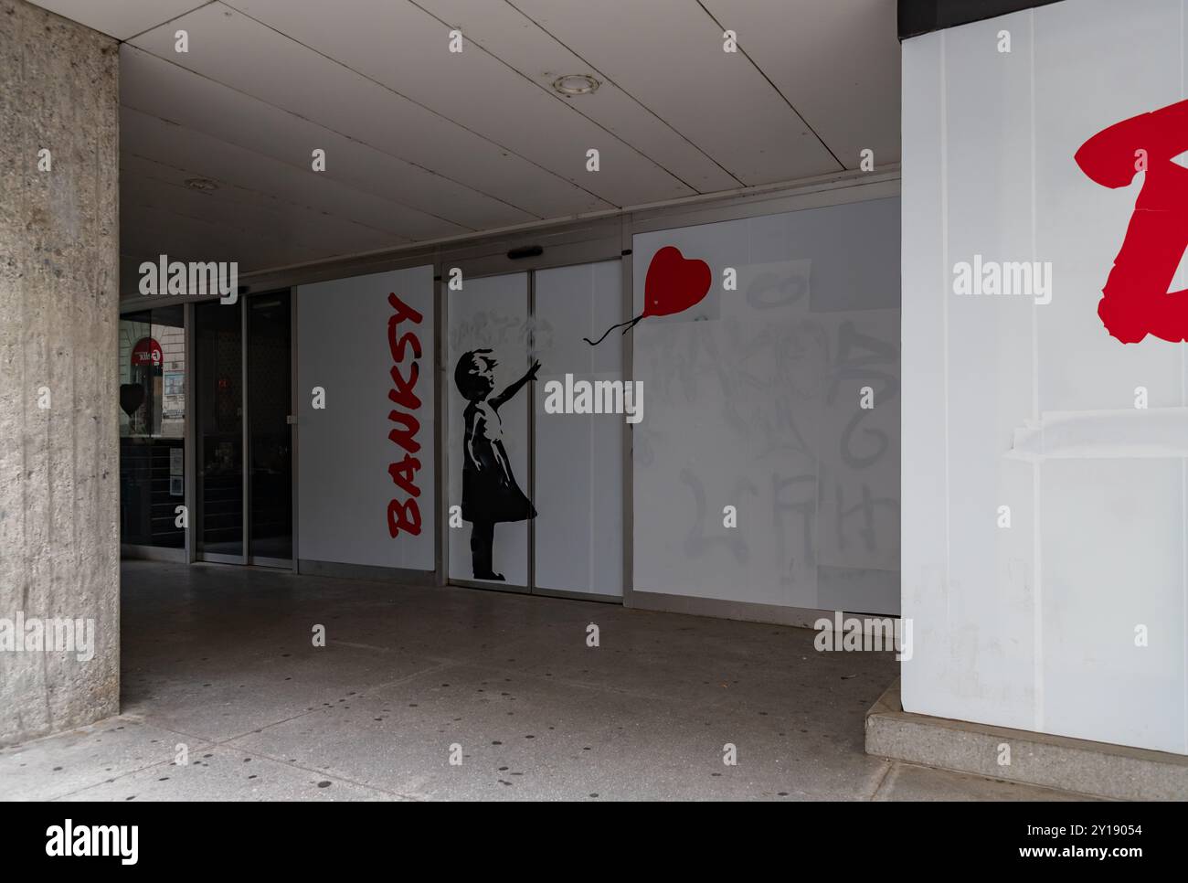 Ein Bild der Banksy-Ausstellung in Ljubljana von außen gesehen. Stockfoto