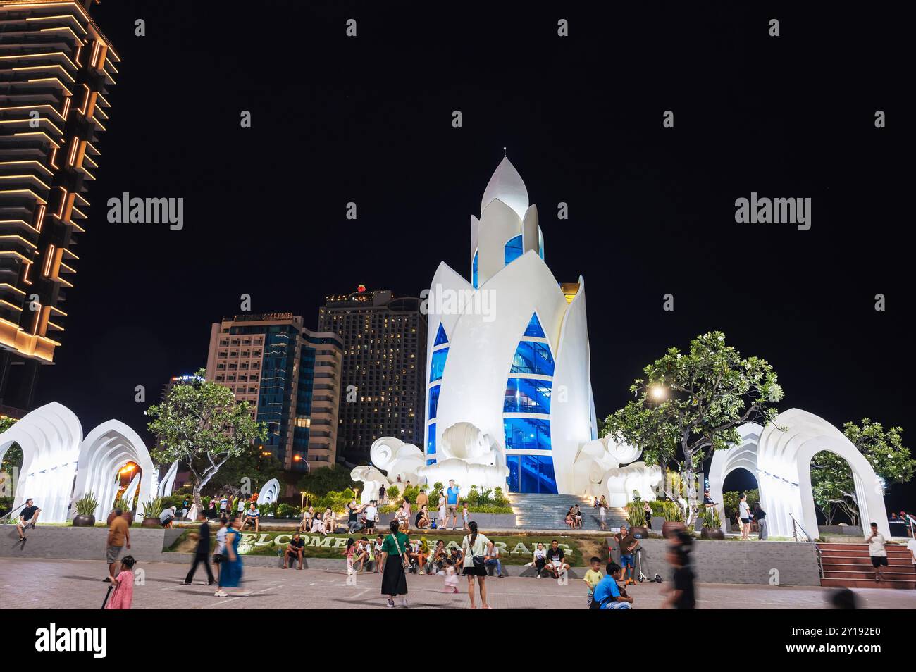 Lotus Thap Tram Huong Tower auf dem zentralen Platz in Nha Trang bei Nacht. Nha Trang, Vietnam - 24. Juli 2024 Stockfoto