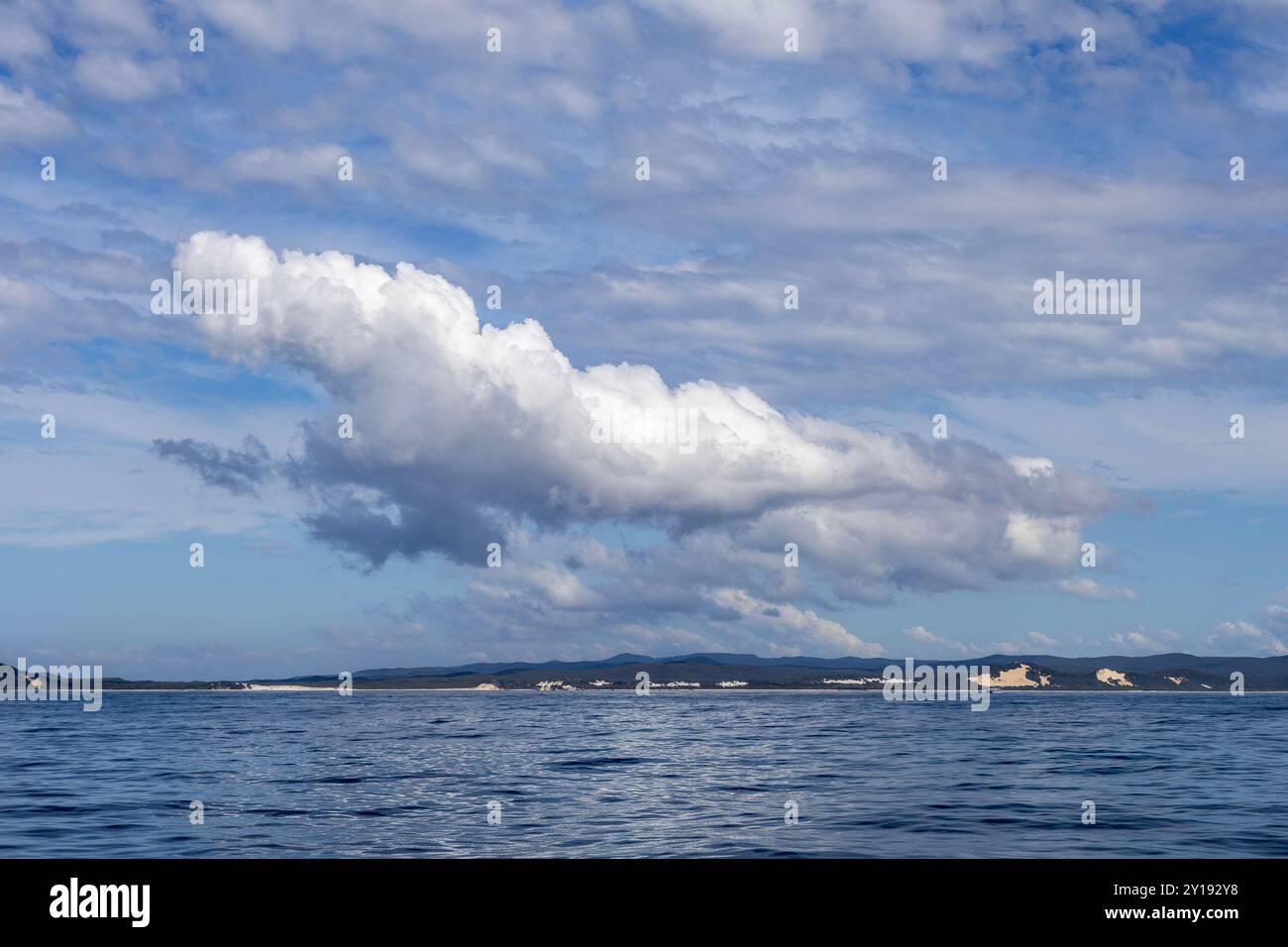 Dramatischer und landschaftlicher Wolkenhimmel über der Moreton Island an der australischen Ostküste Stockfoto