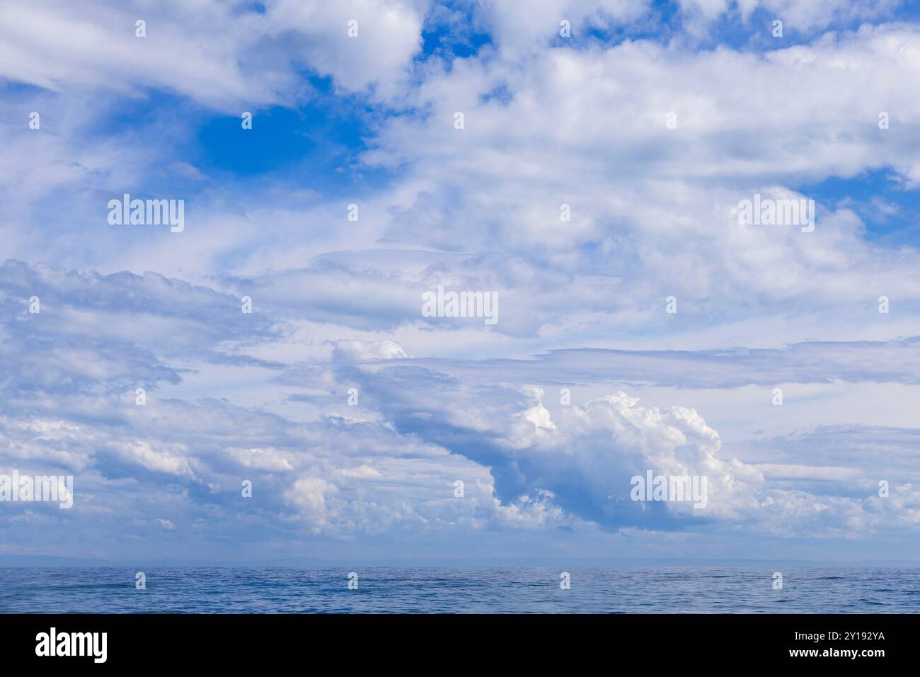 Dramatischer und landschaftlicher Wolkenhimmel über der Moreton Bay an der australischen Ostküste Stockfoto