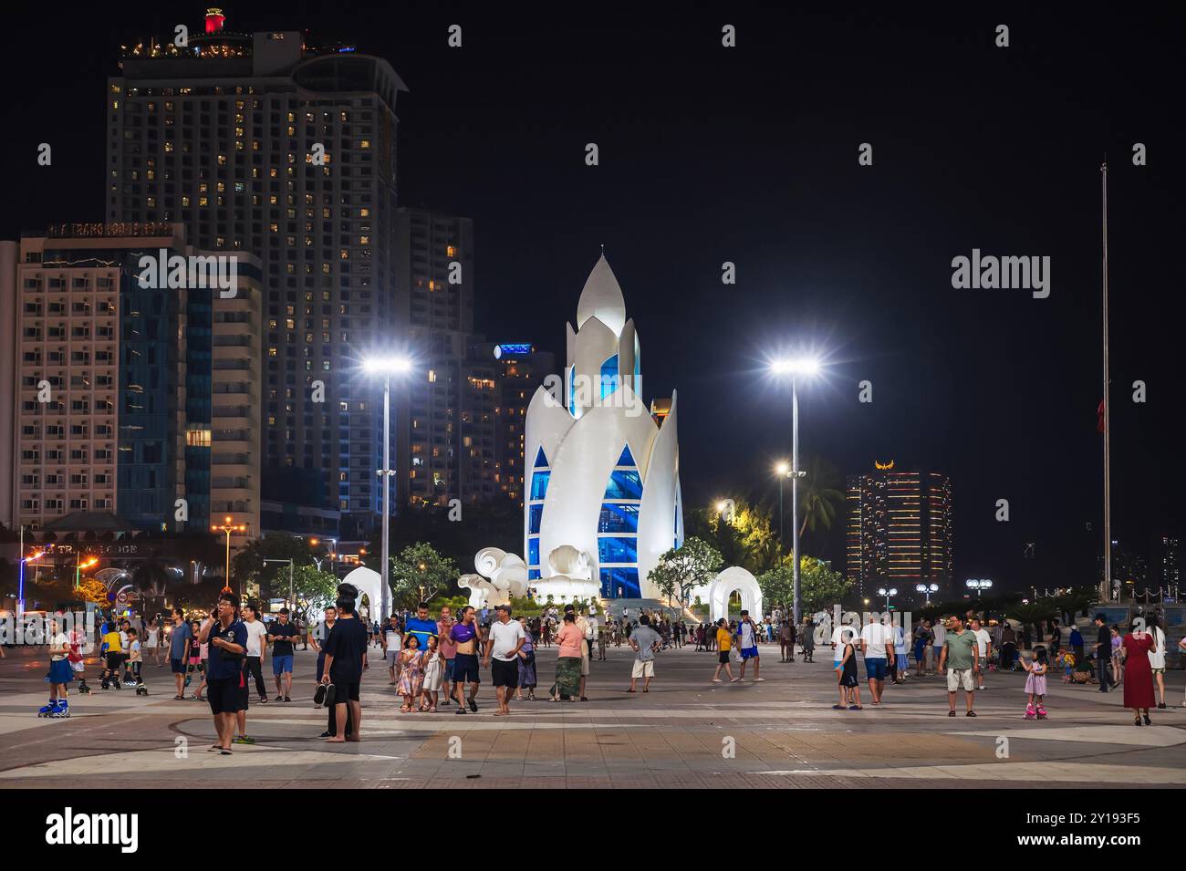 Thap Tram Huong Tower auf dem zentralen Platz in Nha Trang Stadt bei Nacht. Nha Trang, Vietnam - 24. Juli 2024 Stockfoto