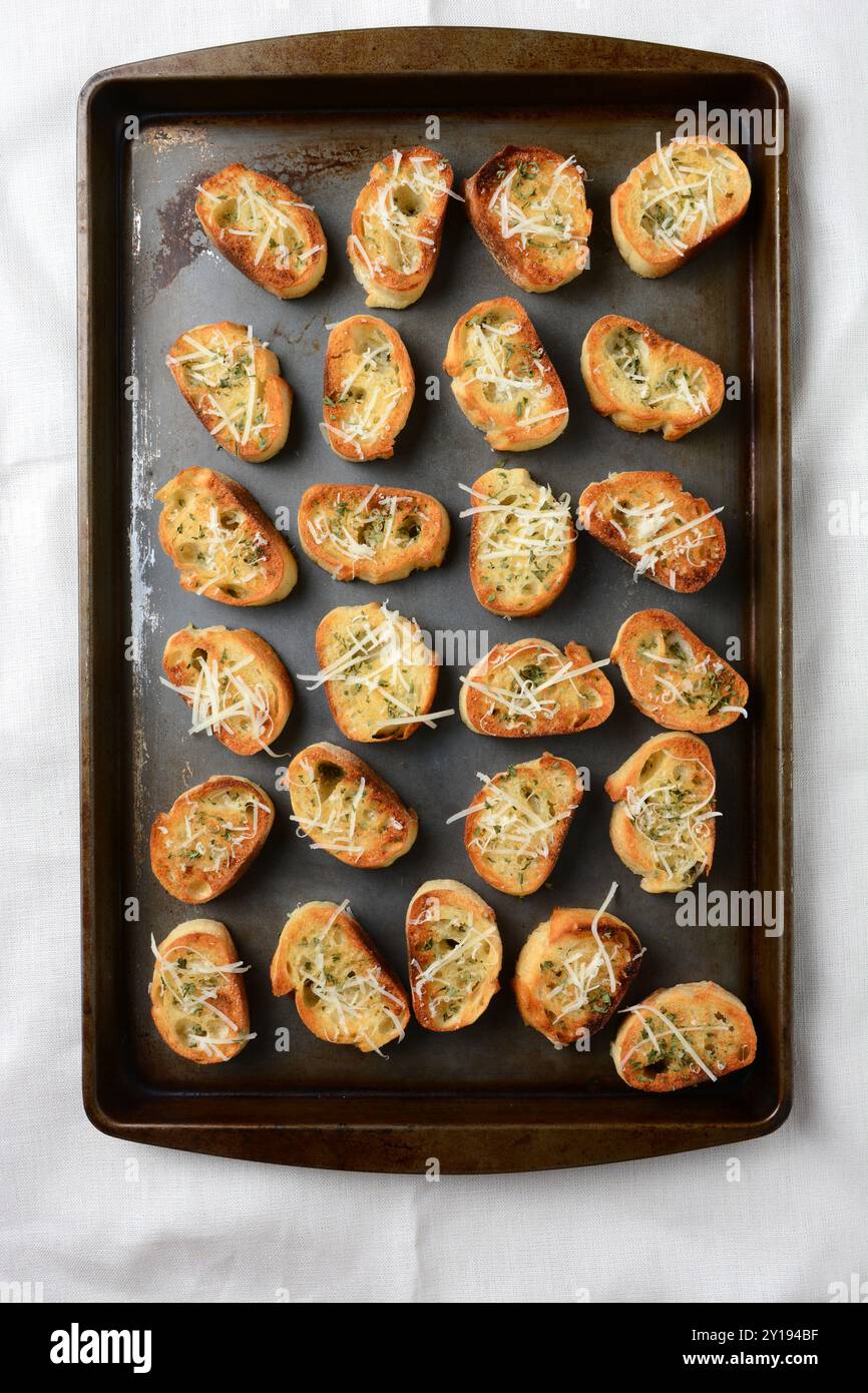 Hochwinkelaufnahme eines Backblechs mit Knoblauch Toast. Stockfoto