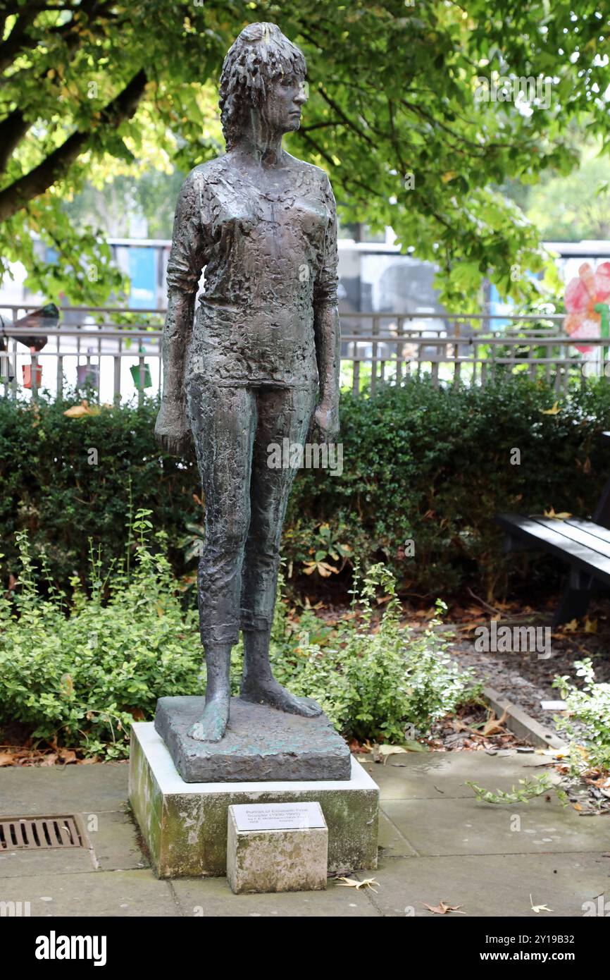 Skulptur von Elisabeth Frink des nordirischen surrealistischen Bildhauers Frederick Edward McWilliam in Coventry Stockfoto