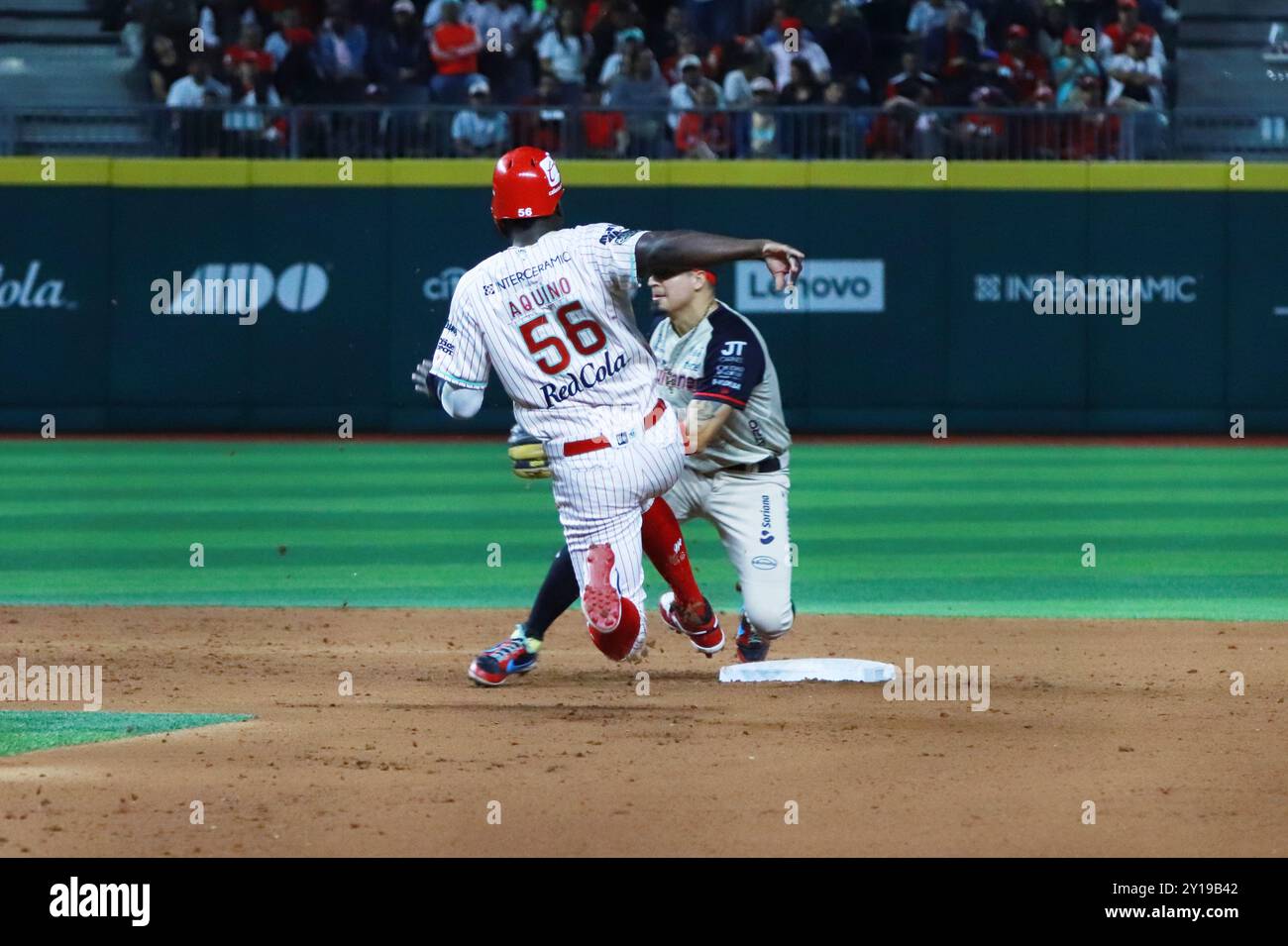 Mexiko-Stadt, Mexiko. September 2024. Aristides Aquino #56 von Diablos Rojos gleitet, um den Tag von Ramiro Peña #19 von Sultanes de Monterrey während des 1. Spiels der mexikanischen Baseball League (LMB) Serie del Rey im Alfredo Harp Helú Stadium zu ovoidieren. Diablos Rojos besiegt Sultanes mit 14:6. Diablos Rojos Elektrodenreihe 1-0. Am 4. September 2024 in Mexiko-Stadt. (Foto: Carlos Santiago/ Credit: Eyepix Group/Alamy Live News Stockfoto