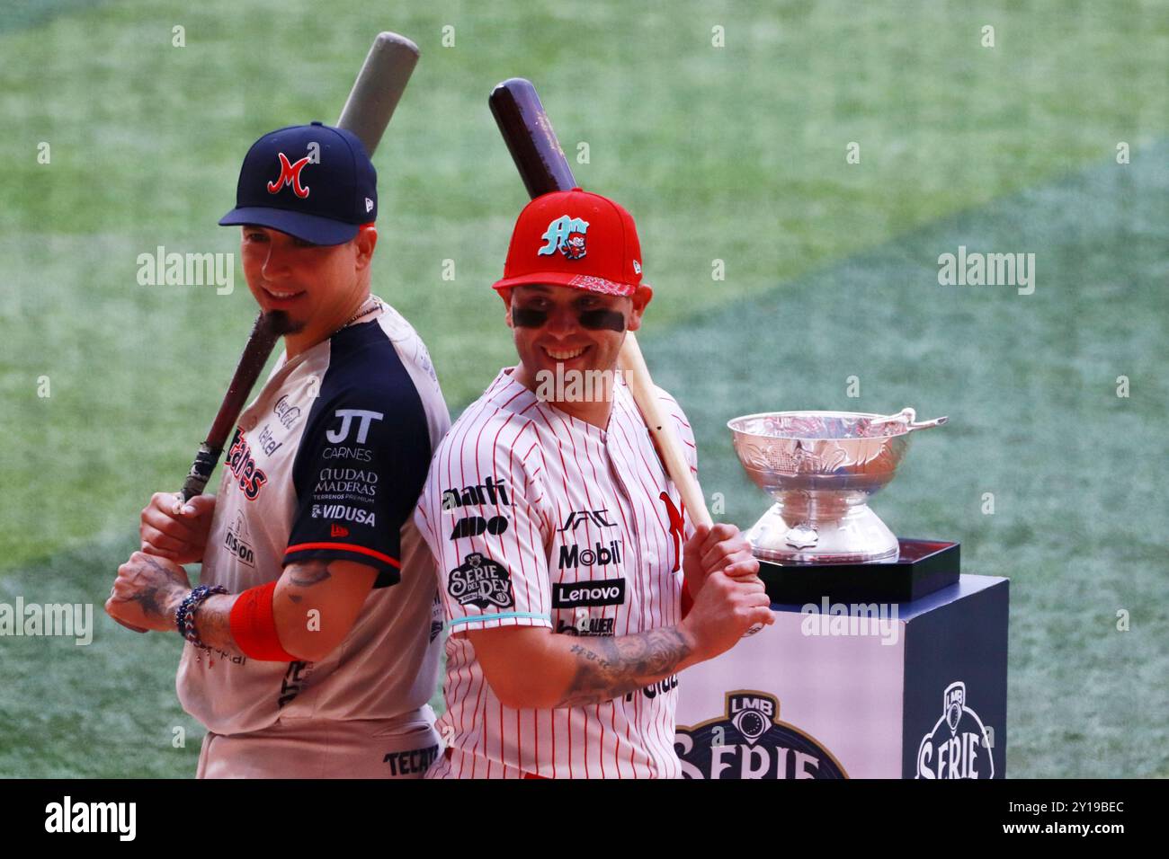 Mexiko-Stadt, Mexiko. September 2024. Ramiro Peña #1 von Sultanes de Monterrey und Juan Carlos Gamboa #47 von Diablos Rojos posierten mit der Zaachila-Trophäe vor dem ersten Spiel der mexikanischen Baseball League (LMB) Serie del Rey im Alfredo Harp Helú Stadium. Diablos Rojos besiegt Sultanes mit 14:6. Diablos Rojos Elektrodenreihe 1-0. Am 4. September 2024 in Mexiko-Stadt. (Foto: Carlos Santiago/ Credit: Eyepix Group/Alamy Live News Stockfoto