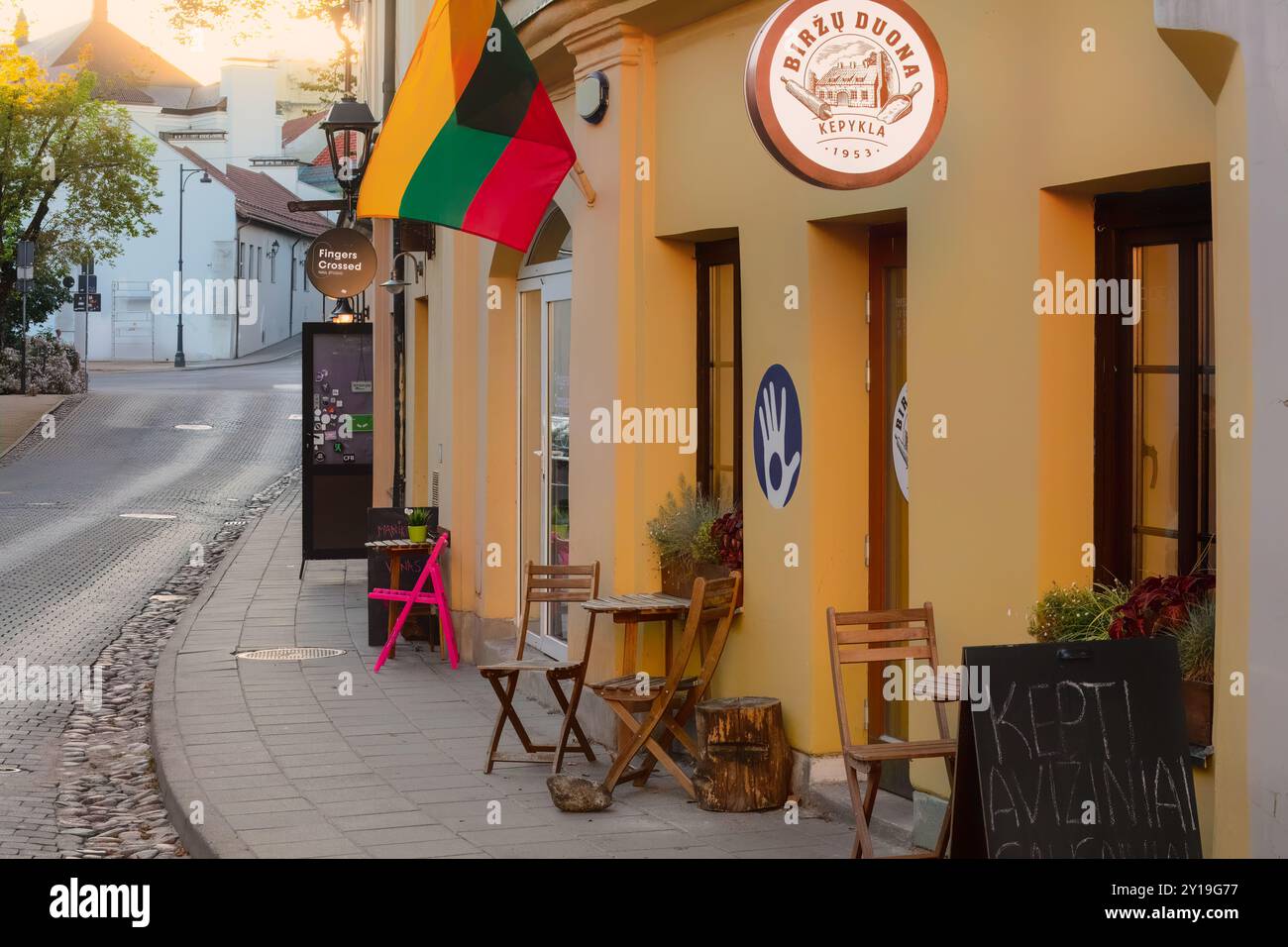 Charmante Straßenszene in Užupis mit historischen Gebäuden, lebhaften Flaggen und rustikalen Restaurants . Dieses künstlerische und Bohemian Viertel ist ein beliebtes Viertel Stockfoto