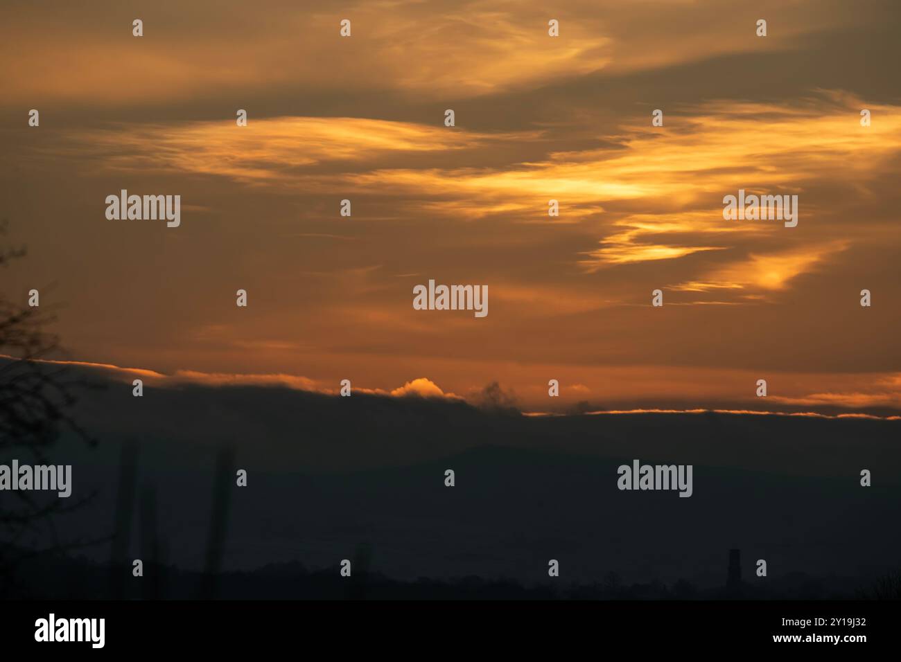 Ein Sonnenaufgang in Yorkshire Moorland Anfang Januar, wenn sich die Wolke ausbreitet und der Tag erwacht Stockfoto