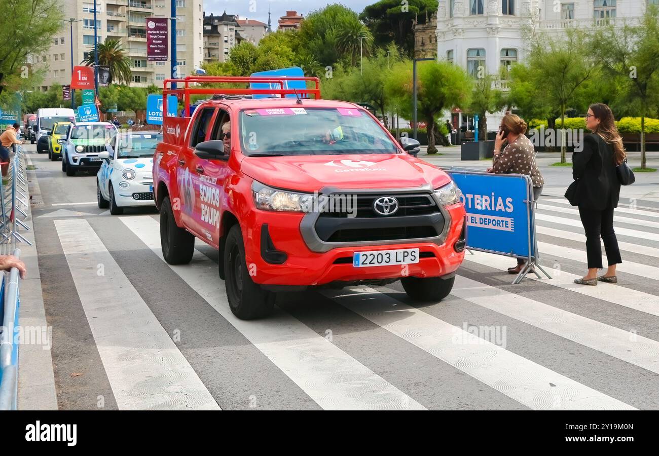 Carrefour Somos Equipo Toyota Pickup Truck und andere Unterstützungsfahrzeuge, die an der Plaza de Italia Vuelta de Espana Santander Cantabria Spanien vorbeifahren Stockfoto