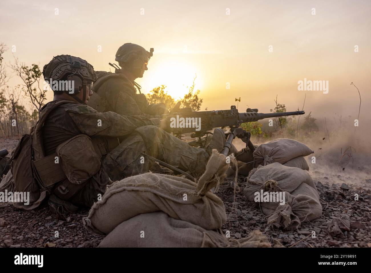 Fahrzeugkommandant und Maschinenschützer des U.S. Marine Corps feuern während einer kombinierten Waffen-Live-Feuerübung ein schweres Maschinengewehr des Kalibers M2 .50 ab Stockfoto