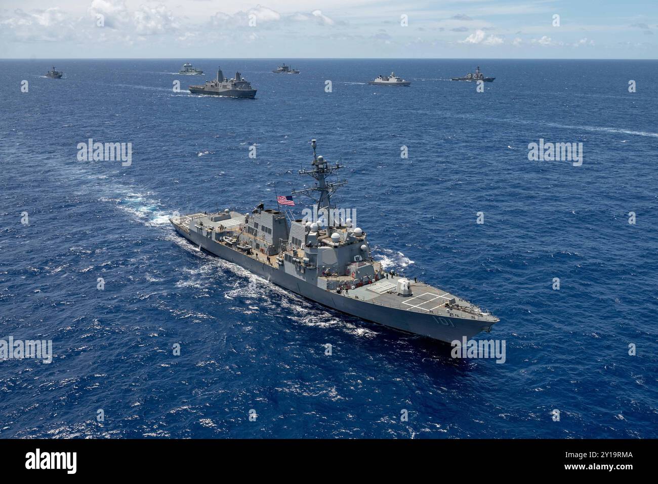 Der Arleigh-Burke-Klasse-Raketenzerstörer USS Gridley (DDG 101) segelt in Formation vor der Küste Hawaiis während der Übung Rim of the Pacific (RIMPAC) 2024 am 22. Juli. 29 Nationen, 40 Überlandschiffe, drei U-Boote, 14 nationale Landstreitkräfte, mehr als 150 Flugzeuge und 25.000 Mitarbeiter nehmen vom 27. Juni bis 1. August an der RIMPAC Teil. RIMPAC, die weltweit größte internationale Übung im Seeverkehr, bietet eine einzigartige Schulungsmöglichkeit und fördert und pflegt Kooperationsbeziehungen zwischen den Teilnehmern, die für die Sicherheit von Seeschiffen und entscheidend sind Stockfoto