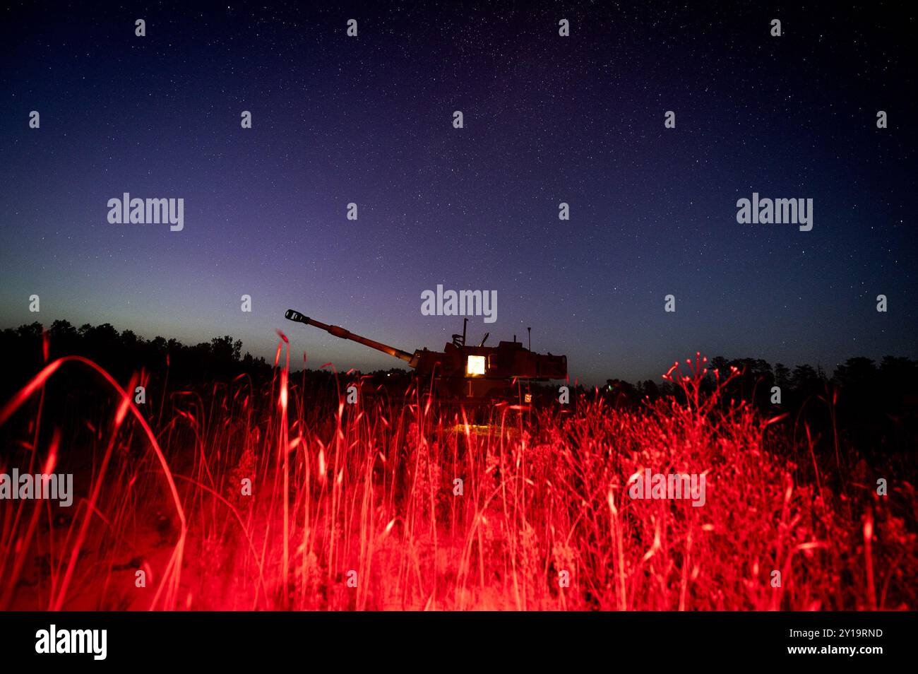 Eine selbstfahrende Hausbitze M109A6 Paladin aus dem 1. Bataillon, 201. Feldartillerie-Regiment, West Virginia Army National Guard, während des Trainings. Stockfoto