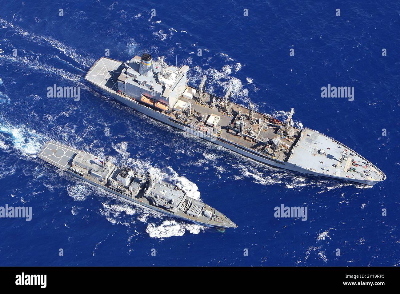 Die chilenische Fregatte CNS Almirante Condell (FF-06), Bottom, führt während der Übung Rim of the Pacific (RIMPAC) 2024 am 17. Juli eine Flottenauffüllung mit der Henry J. Kaiser-Klasse USNS Pecos (T-AO 197) durch. 29 Nationen, 40 Überlandschiffe, drei U-Boote, 14 nationale Landstreitkräfte, mehr als 150 Flugzeuge und 25.000 Mitarbeiter nehmen vom 27. Juni bis 1. August an der RIMPAC Teil. RIMPAC, die weltweit größte internationale maritime Übung, bietet eine einzigartige Ausbildungsmöglichkeit und fördert und pflegt gleichzeitig kooperative Beziehungen zwischen ihnen Stockfoto