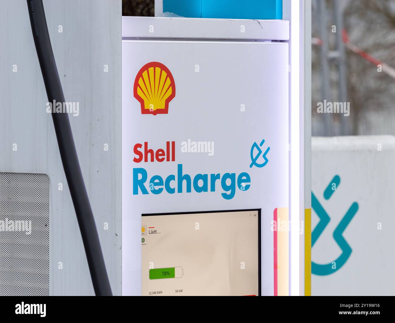 Shell-Aufladelogo auf einer Ladestation für Elektroautos. Der Stromversorger ist Teil der für die Elektromobilität erforderlichen Infrastruktur. Stockfoto