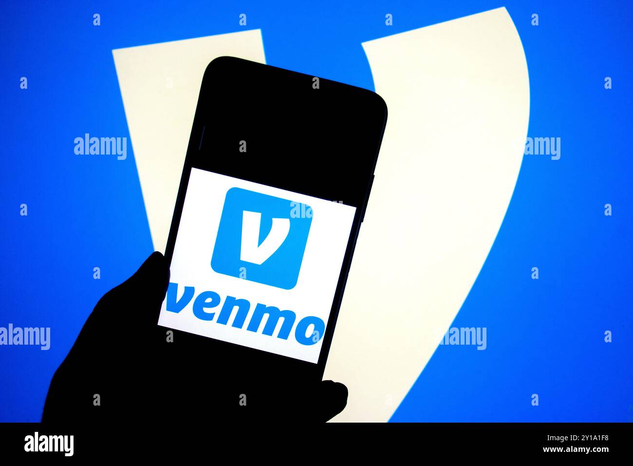 In dieser Fotoabbildung wird ein Venmo-Logo auf einem Smartphone angezeigt. Stockfoto