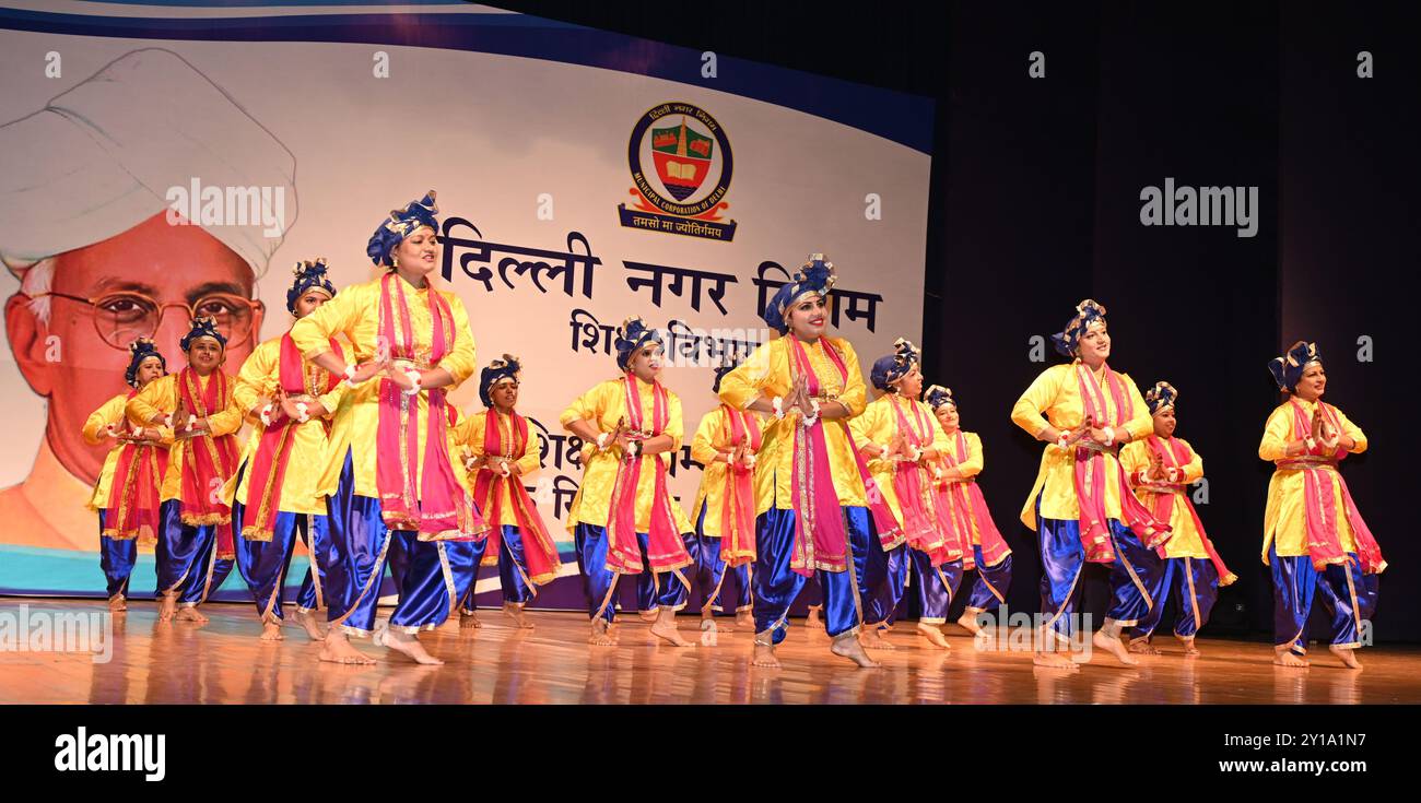 Neu-Delhi, Indien. September 2024. NEW DELHI, INDIEN – 5. SEPTEMBER: MCD-Schullehrer, der während des Shikshak Samman Samaroh Kulturprogramme durchführt, organisiert von der MCD (Education Department) im Civic Centre im Kedarnath Sahni Auditorium, Civic Centre am 5. September 2024 in Neu-Delhi, Indien. (Foto: Sonu Mehta/Hindustan Times/SIPA USA) Credit: SIPA USA/Alamy Live News Stockfoto