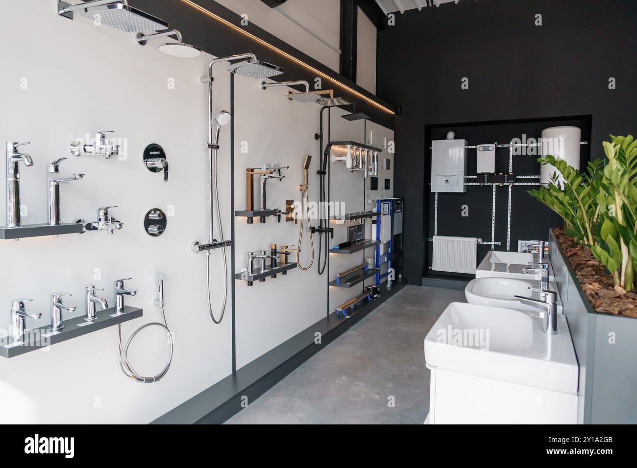 Moderne Badezimmerausstattung und Zubehör im Showroom. Stockfoto