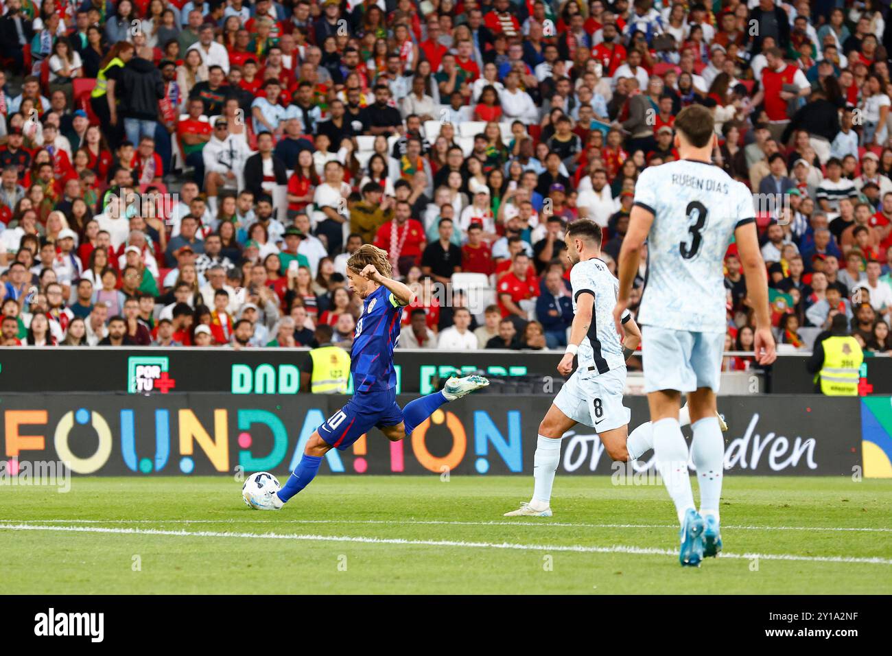 Lissabon, Portugal. September 2024. Luka Modric aus Kroatien schießt den Ball beim Spiel der Gruppe A1 der UEFA Nations League zwischen Portugal und Kroatien im Estadio do SL Benfica in Lissabon, Portugal, am 5. September 2024. Foto: Joao Rico/PIXSELL Credit: Pixsell/Alamy Live News Stockfoto