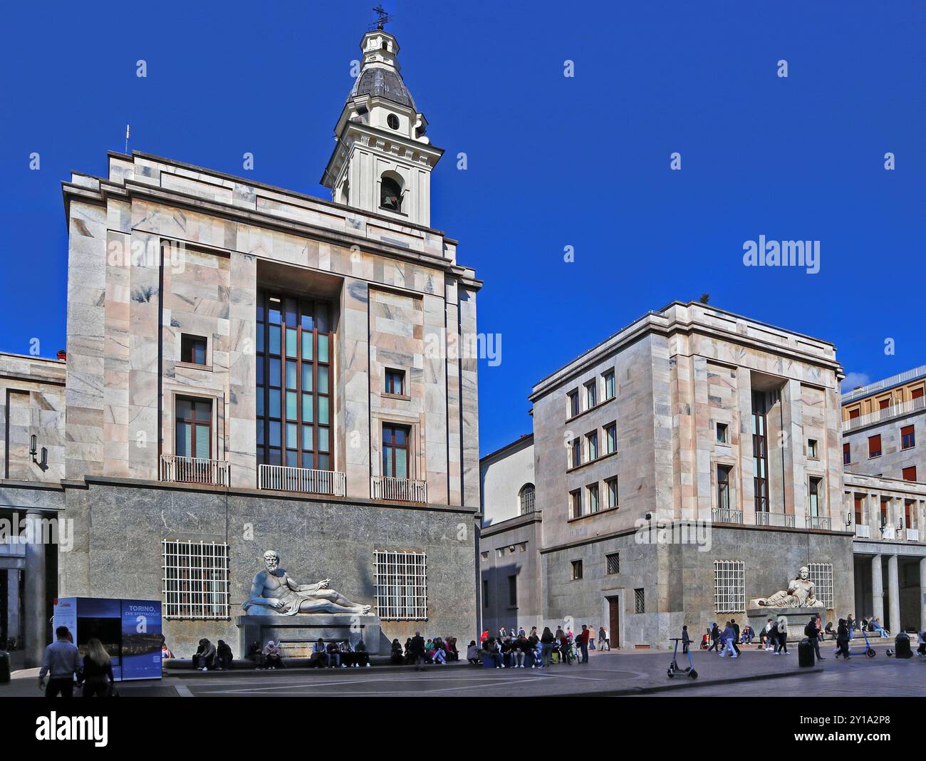 Turin. Piazza C.L.N. (Akronym für nationales Befreiungskomitee)(früher: Platz der zwei Kirchen - Platz der zwei Brunnen) Stockfoto