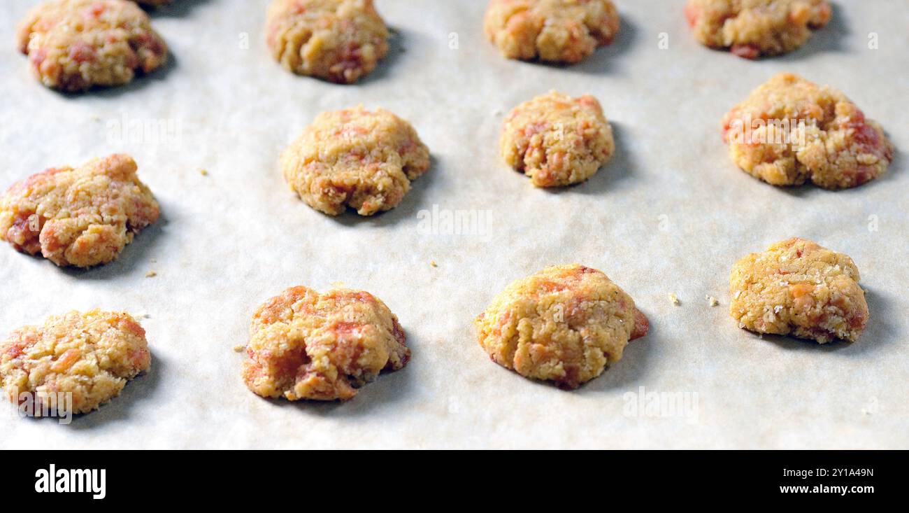 Hausgemachte Käsecracker, die auf Backblech abkühlen Stockfoto