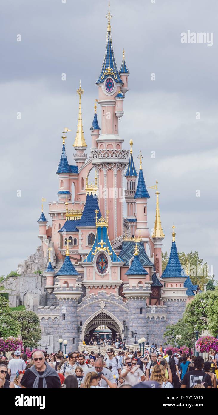 Disneyland Paris, Hauptstraße mit schlafender Schönheitsburg in der Ferne Stockfoto