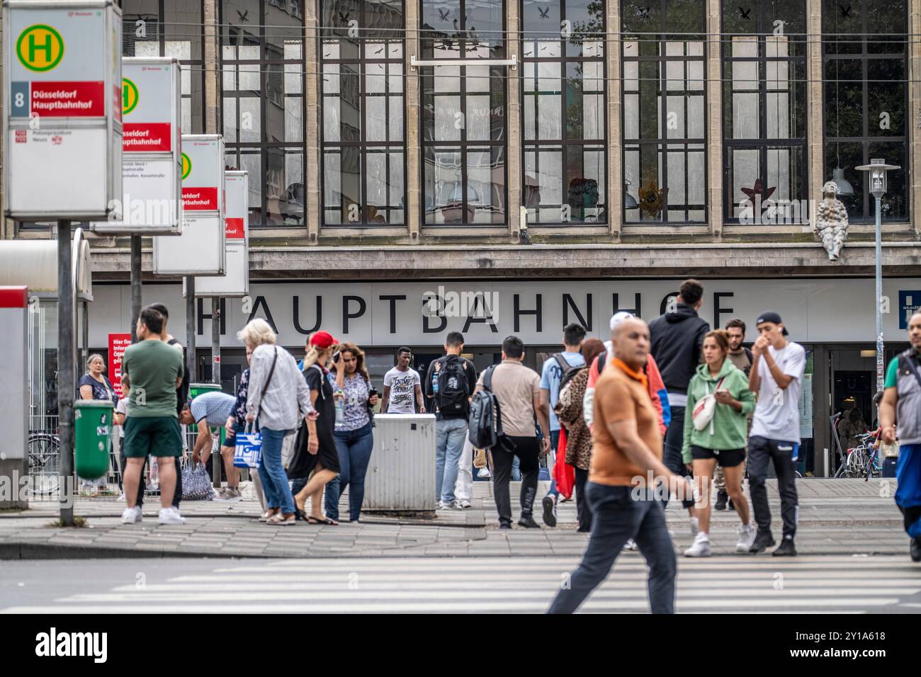 Vorplatz, Eingang zum Düsseldorfer Hauptbahnhof, NRW, Deutschland Stockfoto