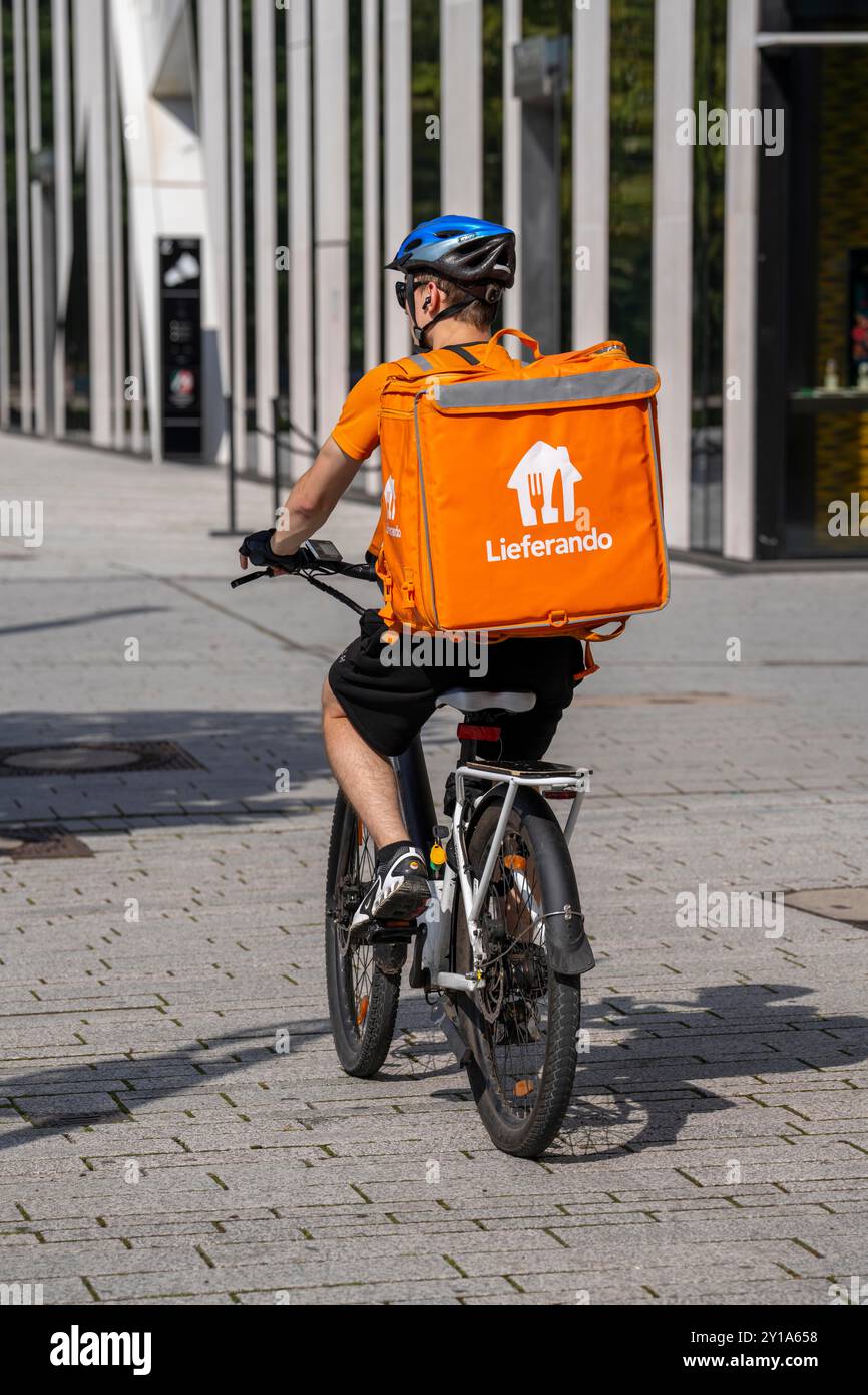 Lieferando Lieferservice, Fahrradkurier mit Thermalrucksack, Düsseldorf, NRW, Deutschland Stockfoto