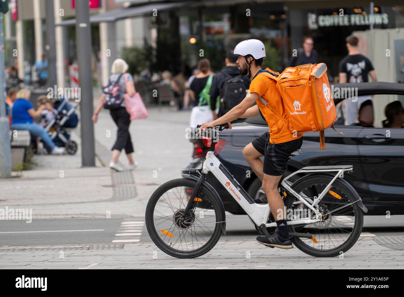 Lieferando Lieferservice, Fahrradkurier mit Thermalrucksack, E-Bike, Düsseldorf, NRW, Deutschland Stockfoto