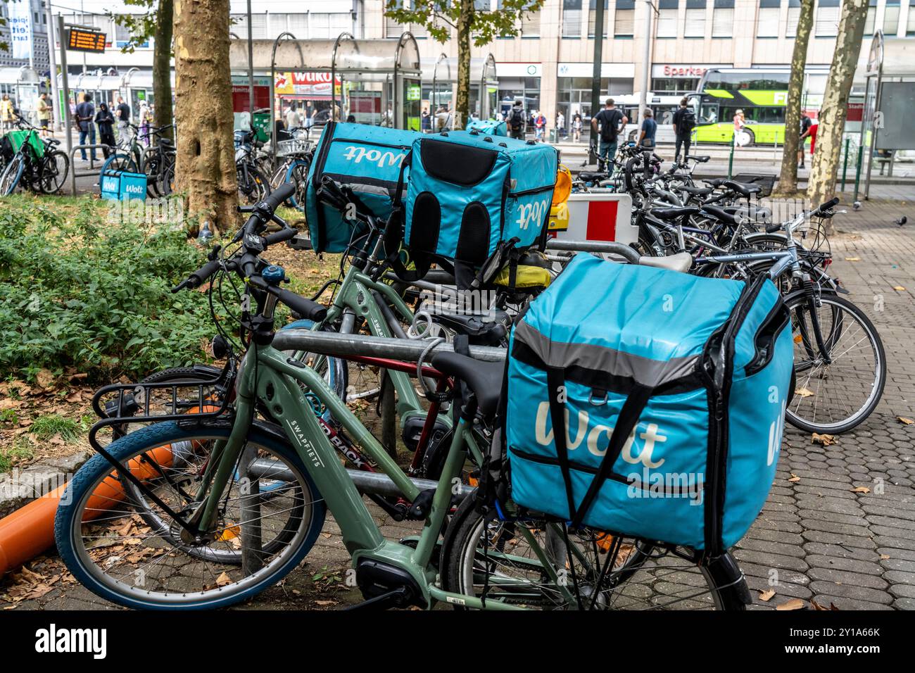 Wolt-Lieferservice, geparkte Fahrräder von Fahrradkurieren mit Thermalrucksack, vor dem Hauptbahnhof in Düsseldorf, NRW Stockfoto